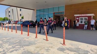 Bursa'da İlçe Jandarma ekipleri kaçak göçmenlere göz açtırmıyor! 11 Suriye uyruklu kaçak göçmen yakalandı! - Resim : 1