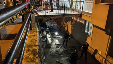 Otomobil, 3 metre yükseklikten apartmanın önüne uçtu! Binada oturanlar şok oldu! Facianın eşiğinden dönülen kazada 2 yaralı! - Resim : 2