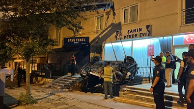 Otomobil, 3 metre yükseklikten apartmanın önüne uçtu! Binada oturanlar şok oldu! Facianın eşiğinden dönülen kazada 2 yaralı! - Resim : 1