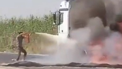 Şanlıurfa'da saman yüklü tırda korkunç kaza! Müdahale sırasında tırda patlama meydana geldi! İşte patlama anları... - Resim : 1