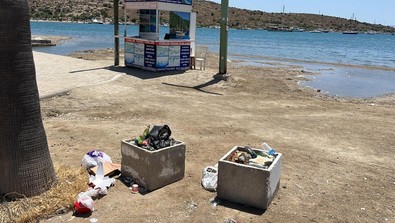 Tatilciler ardında bıraktıkları çöplerle pes dedirtti! Bodrum sahillerinden 9 günde 7 bin 800 ton çöp çıktı - Resim : 1