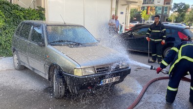 Park halindeki aracın aküsü patladı! Araçta çıkan yangın paniğe neden oldu! - Resim : 2