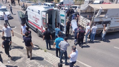 Diyarbakır'da feci kaza! Tarım işçilerini taşıyan kamyonet ile otomobil çarpıştı: 1'i ağır çok sayıda yaralı var! - Resim : 2