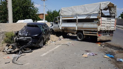 Diyarbakır'da feci kaza! Tarım işçilerini taşıyan kamyonet ile otomobil çarpıştı: 1'i ağır çok sayıda yaralı var! - Resim : 3