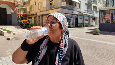 Kırşehir'de termometreler 38 dereceyi gördü! Vatandaşların cehennem sıcağındaki mücadelesi kameralara yansıdı - Resim : 1