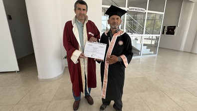 66 yaşında başarıyla okul bitirdi! Diplomayı almaya bisikletle gitti! - Resim : 1