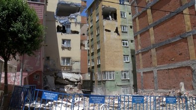 Bahçelievler'de 7 katlı binada çökme! Vatandaşlar Tahliye edilmişti! Zarar gören binalardaki eşyalar çıkarılıyor! - Resim : 2