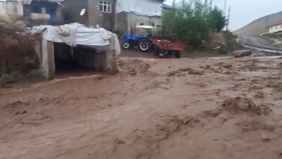 Ağrı'da adeta yer gök delindi! Şiddetli sağanak sonrası sel meydana geldi - Resim : 1
