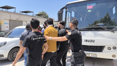 Bursa'da kaçak göçmenlere geçit yok! Metallerin arasından çıktılar! Polis ekiplerinden kaçamadılar! 10 kaçak göçmen yakayı ele verdi! - Resim : 1
