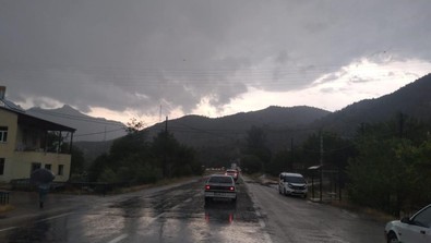 Meteoroloji uyarmıştı! Gümüşhane'yi sağanak vurdu! Erzincan-Gümüşhane karayolu kapandı - Resim : 2