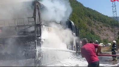 Yolcu otobüsünde panik anları! Bir anda alevlere teslim oldu! Yolcular tahliye edilirken araç küle döndü! - Resim : 2