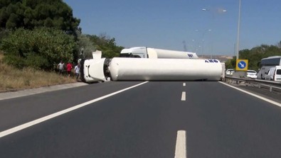 TEM Otoyolu'nda tanker devrildi, İstanbul istikametinde trafik tamamen durdu! - Resim : 1