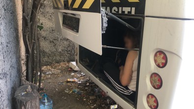 Servis şoförü minibüsünün bagajını açınca gördüklerine inanamadı! Hemen polis ekiplerine ihbar etti! - Resim : 2