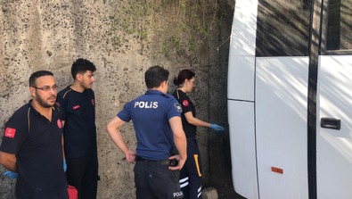 Servis şoförü minibüsünün bagajını açınca gördüklerine inanamadı! Hemen polis ekiplerine ihbar etti! - Resim : 1