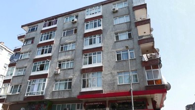 Güngören'de 47 yıllık bina tehlike saçıyor! Tavanındaki beton döküldü! Düşen betonun içinden çıkanlar şok etti! Bina sakinleri panik halinde! - Resim : 1