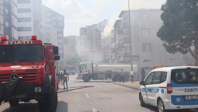 Kayseri'de 3 katlı binada yangın paniği! Çatıyı alevler sardı! - Resim : 1