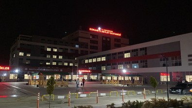 Osmaniye'de iki grup arasında kavga! Taş ve sopalar havada uçuştu! Ortalık savaş alanına döndü! Kavgada belde belediye başkanı da yaralandı! - Resim : 2