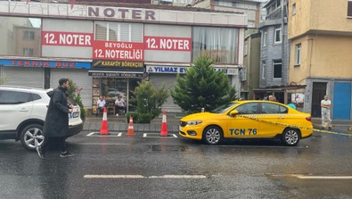 İstanbul Beyoğlu’nda hareketli saatler! Rastgele ateş açtı! Kurşunlar taksiye isabet etti! Vatandaşlar büyük panik yaşadı! - Resim : 1