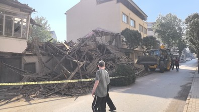 Bursa'da korkutan olay! 2 katlı metruk bina çöktü! Facianın eşiğinden dönüldü! - Resim : 1