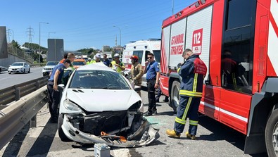 Sultanbeyli TEM Otoyolu'nda feci kaza! Otomobile TIR çarptı: Yaralılar var! - Resim : 2
