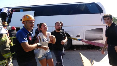 43 kişiyi dehşete düşüren kaza! Kocaeli'de tur otobüsü yan yattı! "40 metre sürüklendik" - Resim : 1