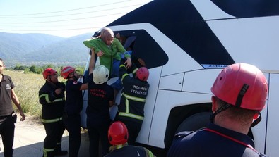 43 kişiyi dehşete düşüren kaza! Kocaeli'de tur otobüsü yan yattı! "40 metre sürüklendik" - Resim : 2