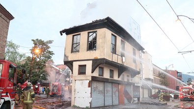 Bursa'da iki katlı metruk binada yangın! Çökme oluştu! - Resim : 1