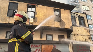 Bursa'da iki katlı metruk binada yangın! Çökme oluştu! - Resim : 2