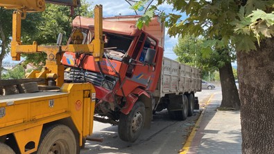 Freni boşalan kamyon adeta dehşet saçtı! 4 otomobile birden çarptı: O korku dolu anlar kamerada - Resim : 2