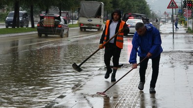 Ordu'da etkili olan şiddetli sağanak yağmur yaşamı olumsuz etkiledi! Meteoroloji uyarmıştı - Resim : 1