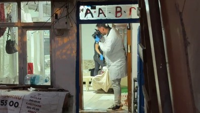 Avcılar’da feci olay! Ailesi haber alamayınca evine gitti! Bir çocuk genç adam evinde ölü bulundu - Resim : 1