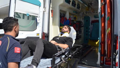 Minibüs ile otomobil kavşakta çarpıştı: 8 yaralı! - Resim : 1