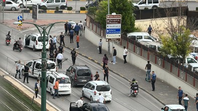 Gaziantep'te iki grup arasında kavga! Yumruklar havada uçtu! Ortalık savaş alanına döndü! - Resim : 3
