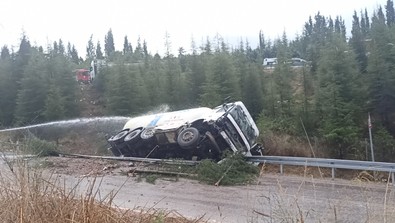 Kocaeli TEM'de zincirleme kaza! 3 tanker, 2 TIR ve 1 otomobil birebirine girdi! - Resim : 2