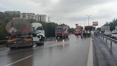 Kocaeli TEM'de zincirleme kaza! 3 tanker, 2 TIR ve 1 otomobil birebirine girdi! - Resim : 1