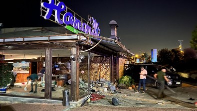 Balıkçı restoranında korku dolu anlar! Otomobil bir anda içeri daldı! - Resim : 2