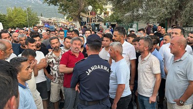 Ortalık bir anda savaş alanına döndü! Silahlı şişeli taşlı kavga: Çok sayıda yaralı! - Resim : 1