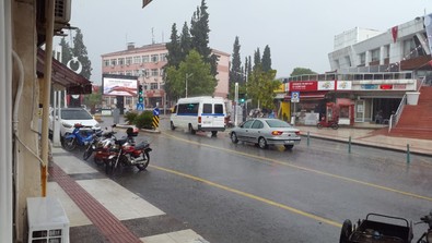 Manisa'da sabah başlayan sağanak yağış, öğleden sonra etkisini artırdı. Hayatı olumsuz etkiledi - Resim : 1
