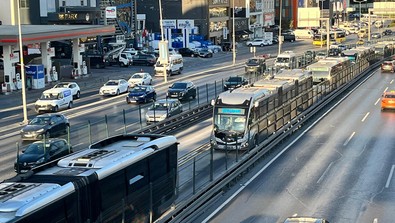 Bu kadarı da pes dedirtti! Metrobüste öyle bir şey oldu ki facianın eşiğinden dönüldü! - Resim : 1