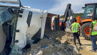 Pendik TEM otoyolu'nda kaza! Hafriyat yüklü kamyon devrildi: 1 yaralı - Resim : 1