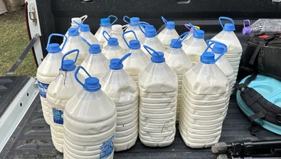 Hakkari'de kış hazırlıkları başladı. Yaylalara çıkıp litre litre satın aldılar - Resim : 2
