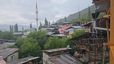 Erzurum'da güne şiddetli sağanak ile başladı! Günlük yaşam olumsuz etkilendi - Resim : 1