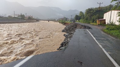 Artvin'de şiddetli yağış sonrası sel meydana geldi! Arhavi seli ucuz atlattı - Resim : 1