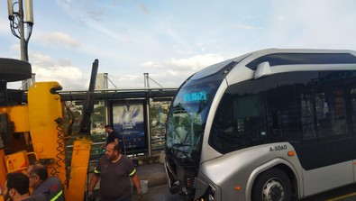 15 Temmuz Şehitler Köprüsü'nde metrobüs kazası: Yaralılar var - Resim : 2