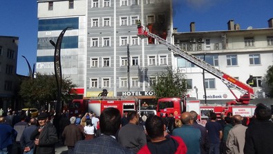 Kars'ta can pazarı! 7 kişi yanan otelde mahsur kaldı - Resim : 1