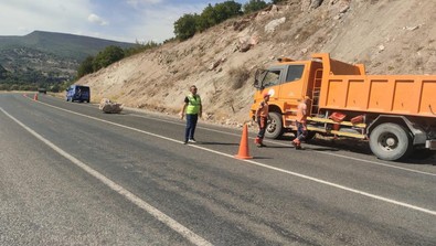 Çevre yoluna düşen büyük bir taş kütlesi endişe yarattı! - Resim : 1
