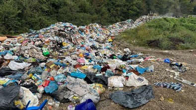 Vahşi depolama alanı doldu: Belediyelerin ve köylerin çöpü yola yığıldı - Resim : 1