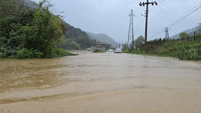 Meteoroloji'nin turuncu kodla uyardığı Bartın'da yağış devam ediyor! Cadde ve sokaklar göle döndü - Resim : 1