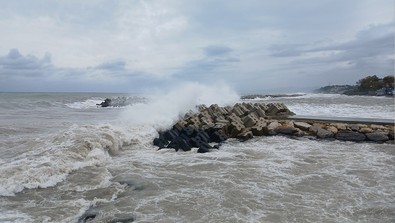 Karadeniz'i fırtına vurdu! Dalga boyları 3 metreyi aştı - Resim : 1