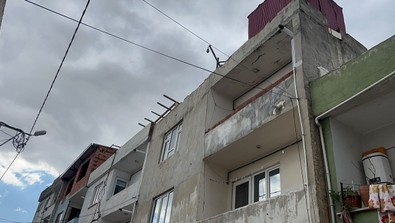 Kavgayı ayırmak için çatıdan beton attı: Bir kişinin ölümüne sebep oldu - Resim : 1